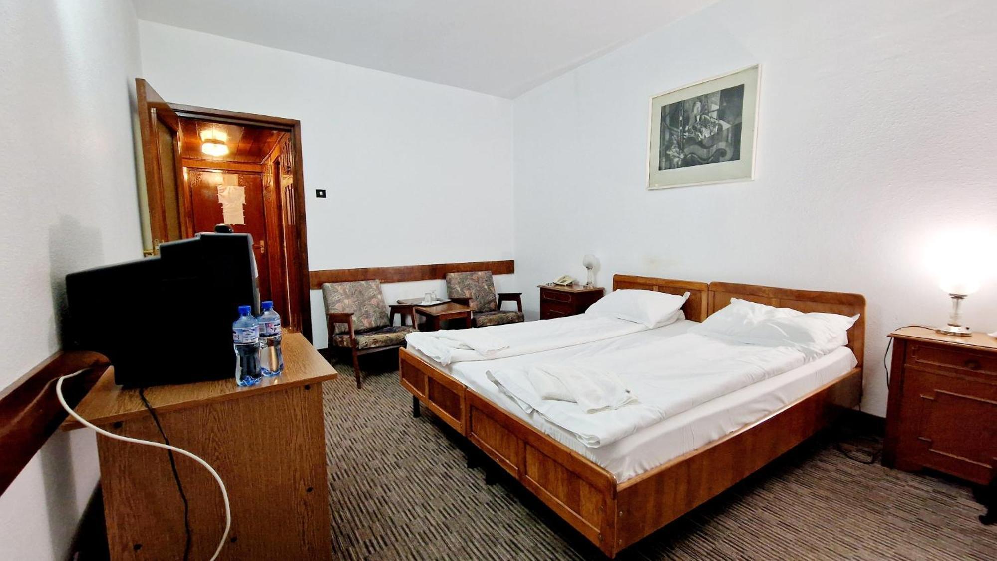 Hotel Bradul - コバスナ エクステリア 写真