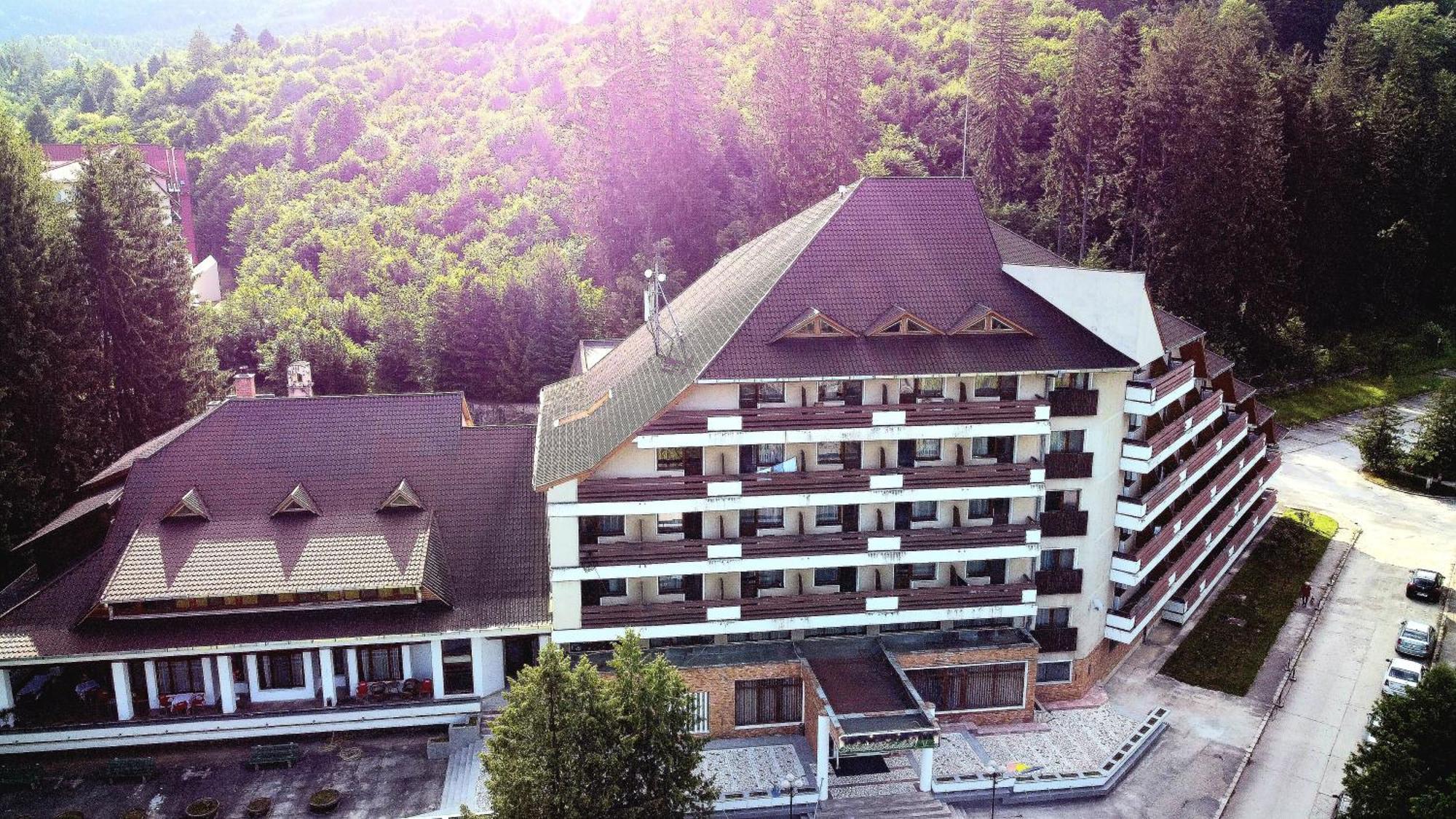 Hotel Bradul - コバスナ エクステリア 写真