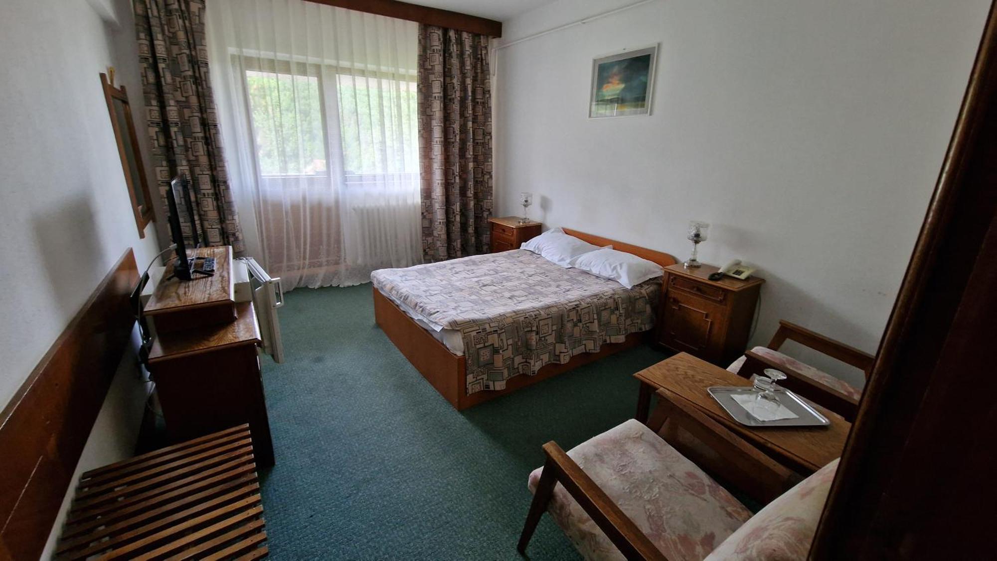 Hotel Bradul - コバスナ エクステリア 写真